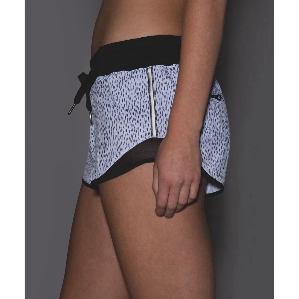 Lululemon Hotty Hot Shorts 2.5" Sz 6 Dottie Dash White Black Lined Running Gym